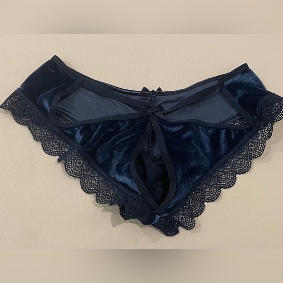 NEW WITH TAGS VICTORIAS SECRET SIZE XS NAVY VELVET OPEN BACK CUTOUT CHEEKY PANTY - Picture 2 of 3